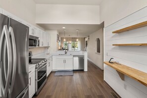 ثلاجة، ميكروويف، فرن، موقد طهي مسطح