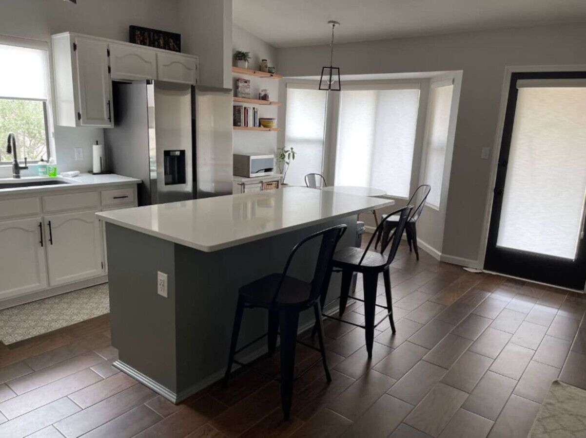 冷蔵庫、電子レンジ、コンロ、コーヒ ー / ティーメーカー