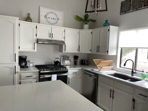 Fridge, microwave, stovetop, coffee/tea maker - Vista Retreat - Country Club Est (Sierra Vista)