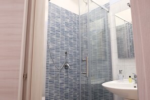 Chuveiro, secador de cabelo, toalhas de banho