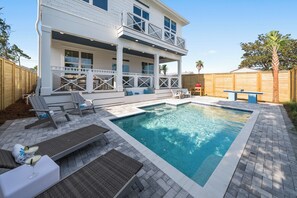 Een buitenzwembad, een verwarmd zwembad