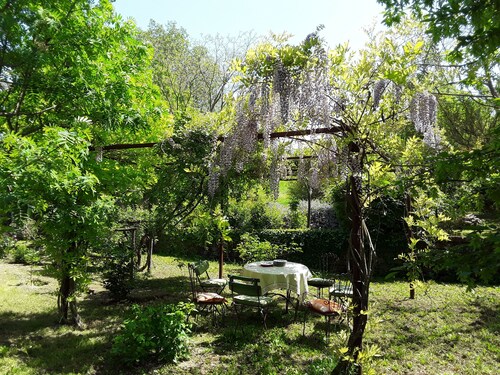 THE HOUSE OF THE ROSES Umbrian countryside, delightful vacation home, rose garden orchard