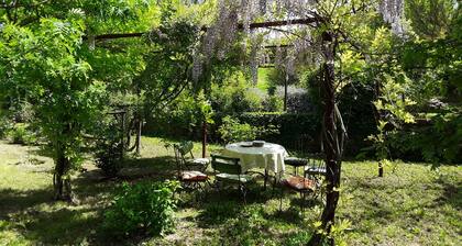 THE HOUSE OF THE ROSES Umbrian countryside, delightful vacation home, rose garden orchard