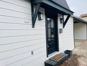 Exterior detail - Traveler's miniBarndo Retreat, L. Greenville (Dallas)