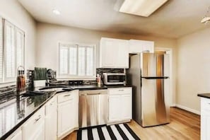 Private kitchen - Travelers Haven Bish Arts! Dntwn (Dallas)
