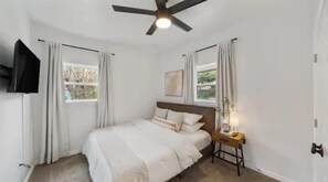 2 bedrooms, iron/ironing board, free WiFi, bed sheets - Traveler’s Haven! Great Area! (Dallas)