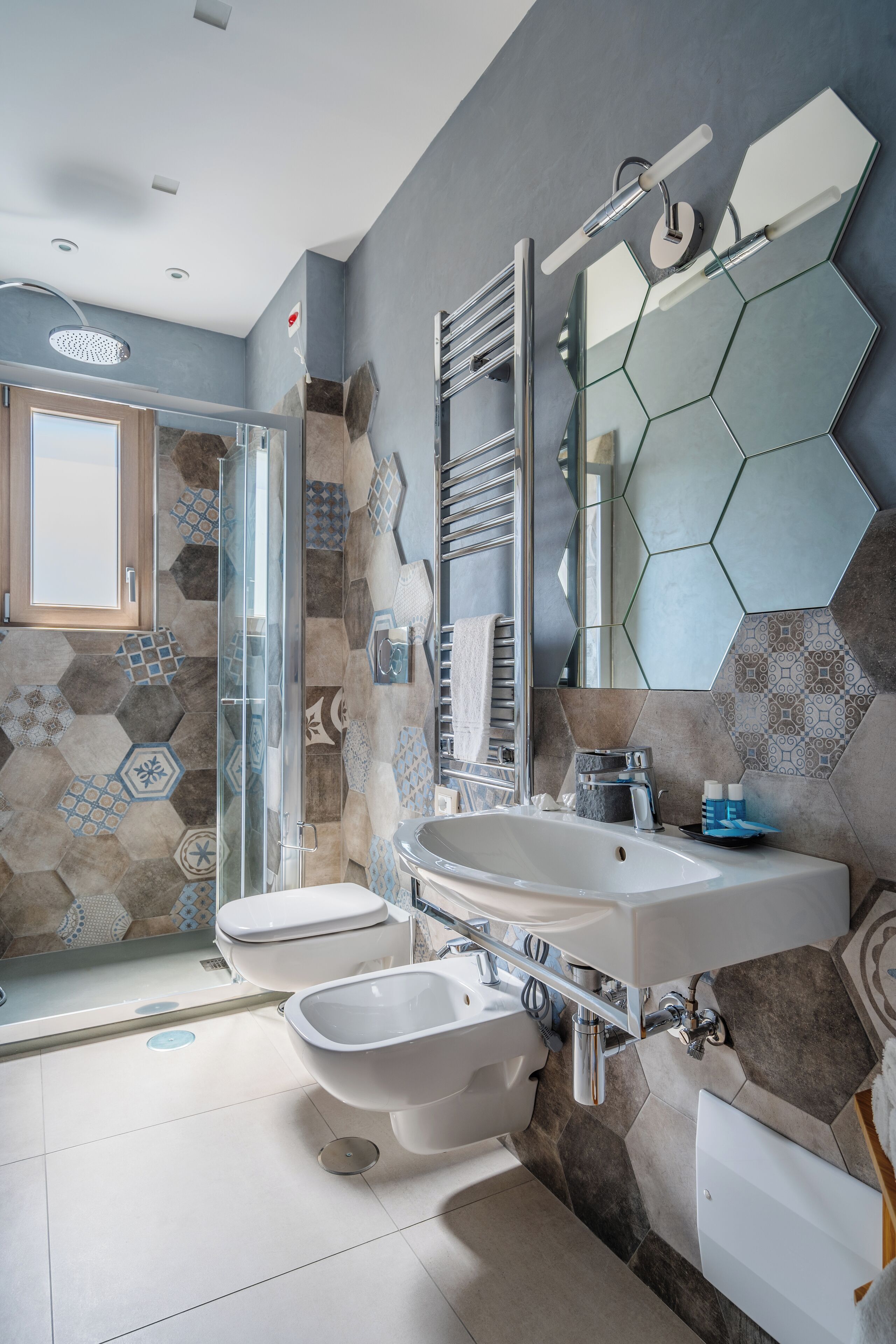 Kamar Keluarga, balkon, pemandangan kebun | Kamar mandi | Shower, perlengkapan mandi gratis, pengering rambut, dan jubah mandi