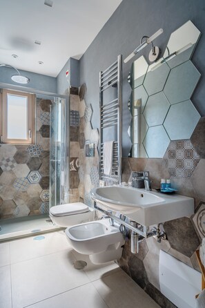 Family Room, Balcony, Garden View | Bathroom | Shower, free toiletries, hair dryer, bathrobes - Villa La Pagaia (Vico Equense)