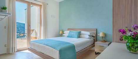 Roba de llit hipoal·lergògena i caixa forta a l'habitació