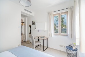 Family Room, Balcony, Garden View - Villa La Pagaia (Vico Equense)