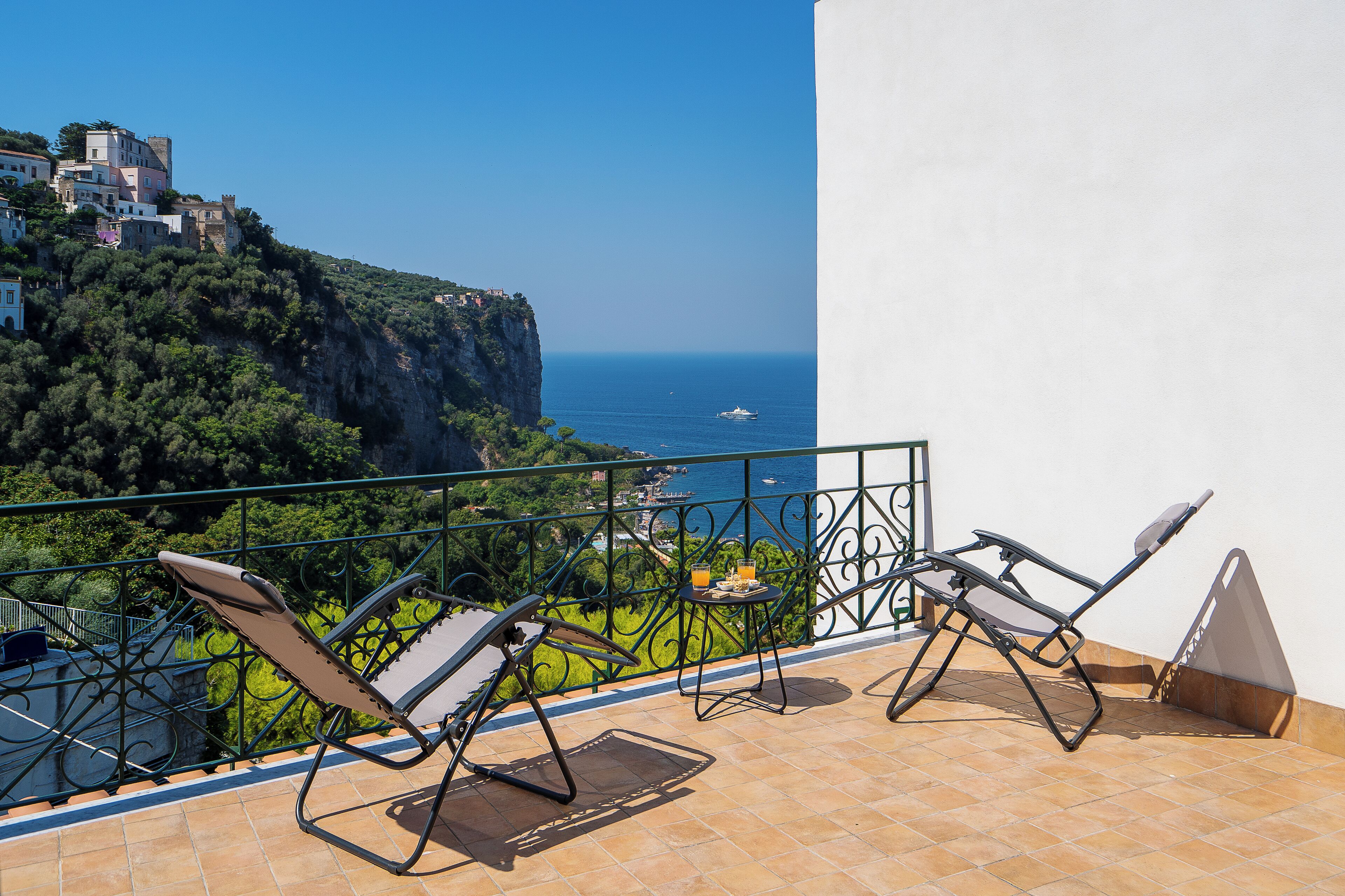 Allergiatestatut vuodevaatteet, tallelokero huoneessa