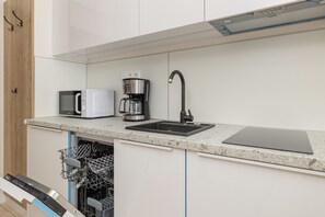Fridge, microwave, stovetop, dishwasher