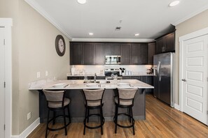 Fridge, microwave, oven, stovetop - Amazing Reviews-Great Location-Minutes To Downtown! (Nashville)