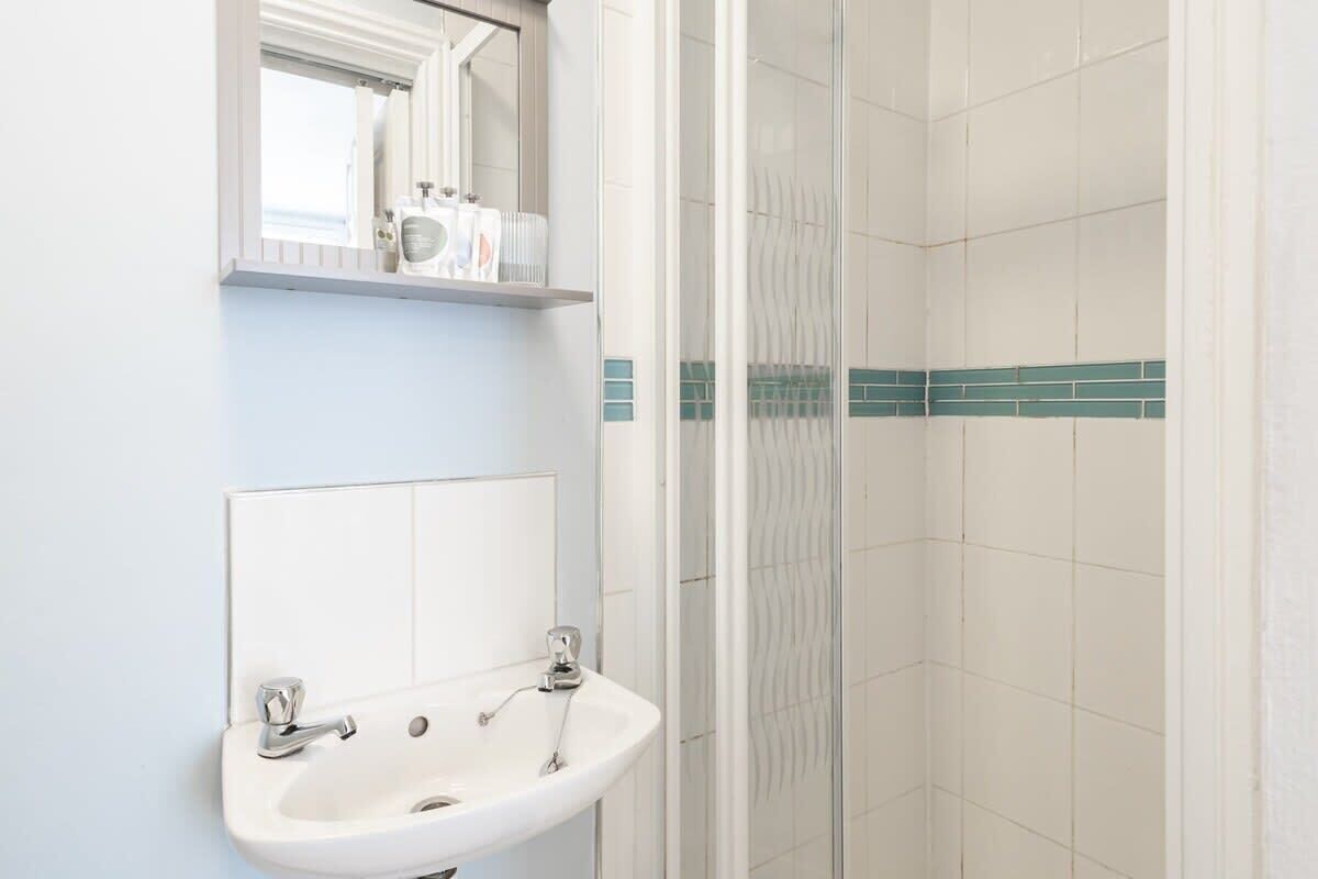 Dusche, Haartrockner, Handtücher, Shampoo