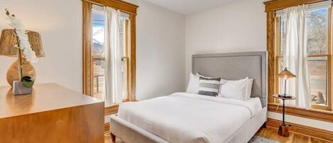 2 bedrooms, desk, iron/ironing board, WiFi