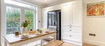 Gower Place - Four Bedroom House, Sleeps 7