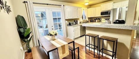 Refrigerador, microondas, horno, placa de cocina
