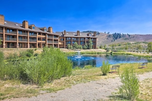 Ein mehrstöckiges Hotel mit Innenhof, Springbrunnen und Blick auf eine hügelige Landschaft.