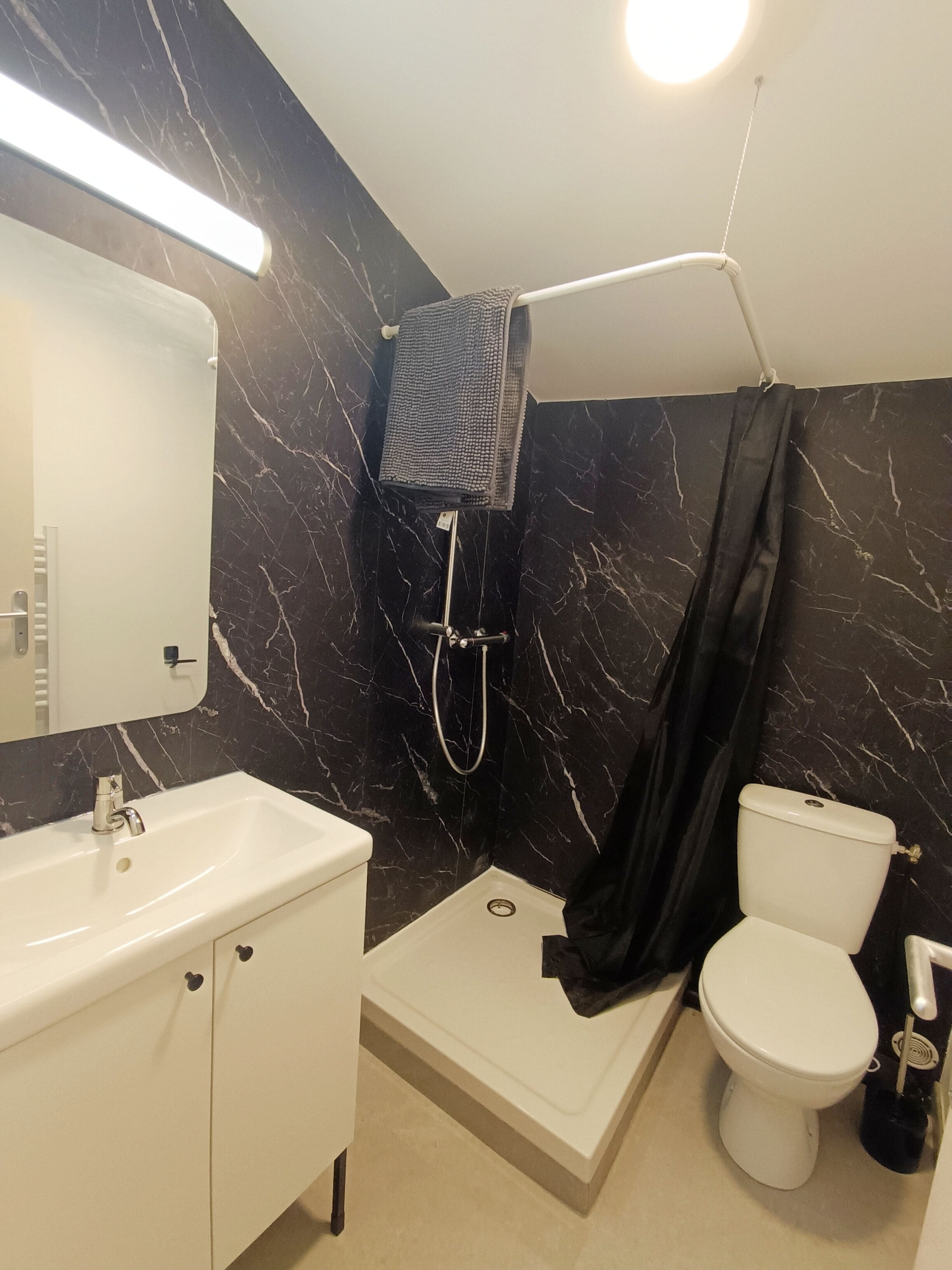 Toalettartikler (inkludert), håndklær og toalettpapir