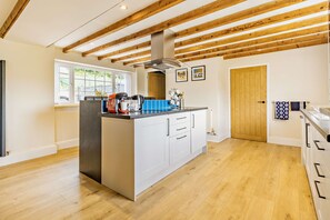 Fridge, oven, dishwasher, cookware/dishes/utensils