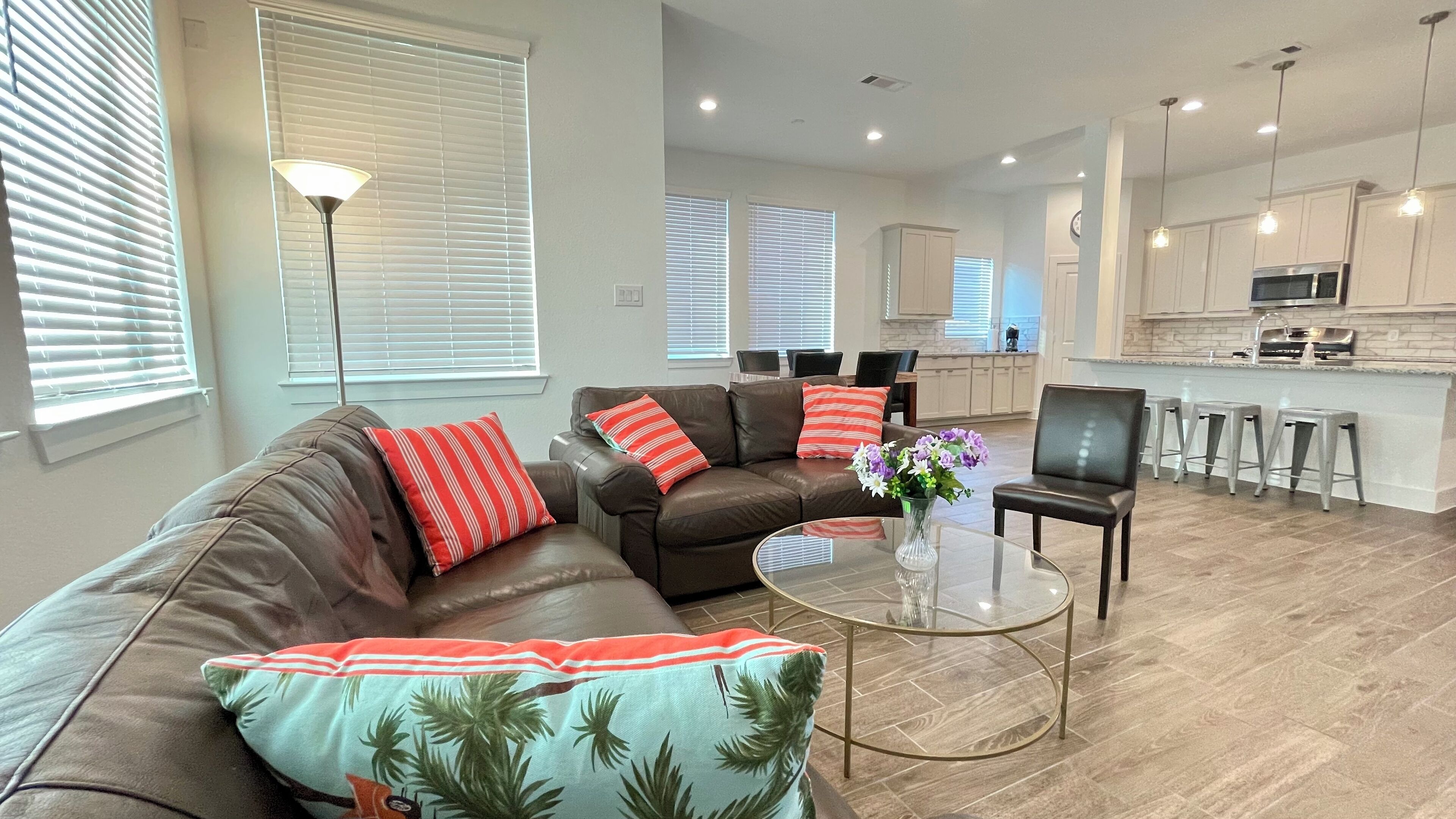 The elegant home at 5 star location close to highway 59 within beautiful park 