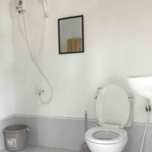 SĂšche-cheveux, serviettes fournies, savon, shampoing