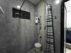 Haartrockner, Handtücher, Seife, Shampoo