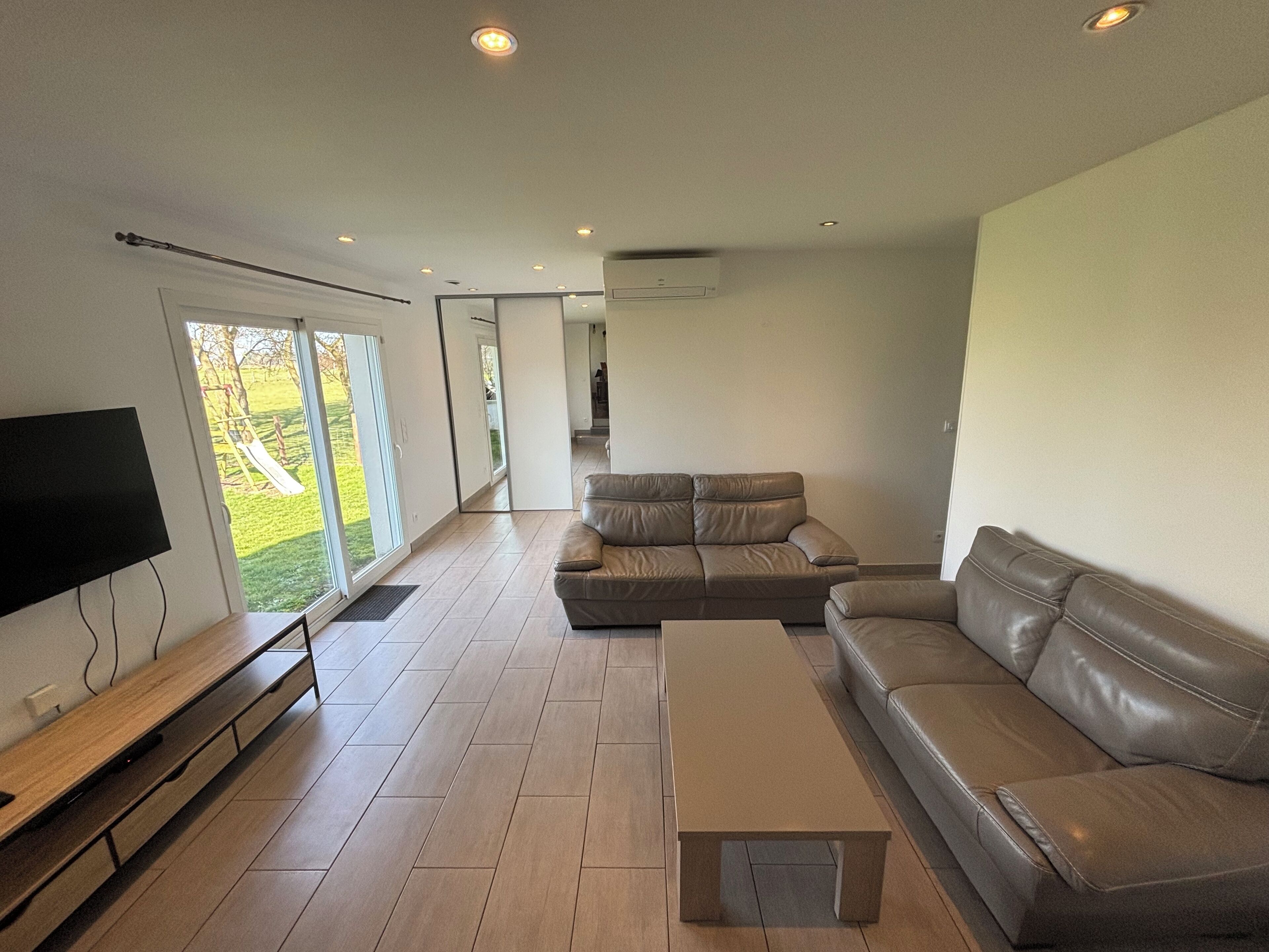 TV connectée, baby-foot, table de tennis de table, livres