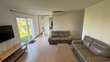 TV connectée, baby-foot, table de tennis de table, livres