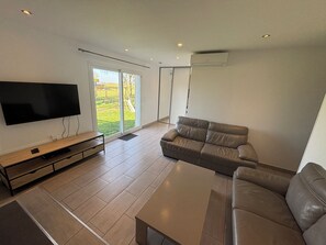 Smart TV, tavolo da calcetto, tavolo da ping pong, libri