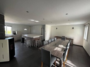 Dining - House 10 People Swimming Pool With Jacuzzi (Boucé)