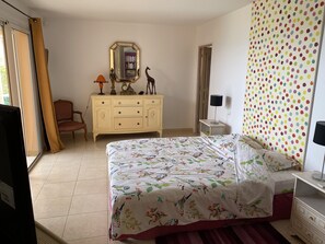 4 Schlafzimmer, Schreibtisch, Bügeleisen/Bügelbrett, WLAN