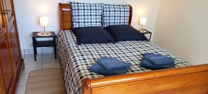 4 habitaciones, tabla de planchar con plancha y cuna de viaje