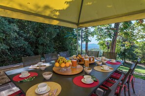 Outdoor dining - Villa + Tower with Private pool (Palagio)