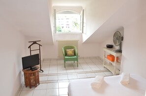 1 habitación, tabla de planchar con plancha, wifi y ropa de cama 