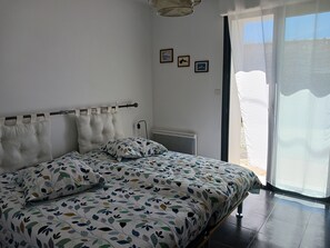 2 habitaciones, cuna de viaje, wifi gratis y ropa de cama