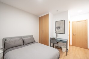 1 bedroom, WiFi, bed sheets - Bright room with private bathroom in Madrid
(Madrid)