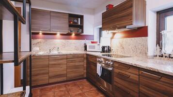 Comfort-Apartment, Bergblick | Eigene Küche | Großer Kühlschrank, Mikrowelle, Ofen, Herdplatte