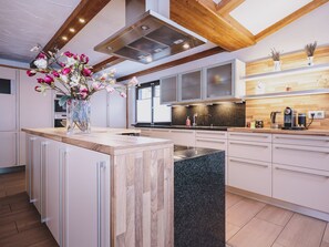 Apartamento luxo, vista para a montanha | Cozinha privada | Geladeira grande, micro-ondas, fogão, cooktop