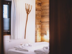 Frette Italian sheets, premium bedding, memory-foam beds, desk - Appartements Enzian by we rent (Rauris)