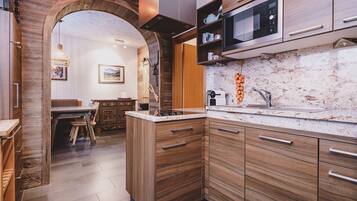 Classic-Apartment, Bergblick | Eigene Küche | Großer Kühlschrank, Mikrowelle, Ofen, Herdplatte