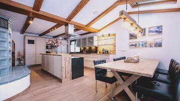 Deluxe Apartment, Mountain View | In-room dining