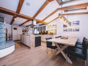 Deluxe Apartment, Mountain View | In-room dining - Appartements Enzian by we rent (Rauris)