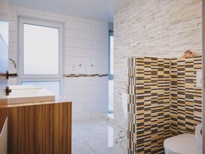Appartement Deluxe, vue montagne | Salle de bain | Douche, douche à « effet pluie », sÚche-cheveux, serviettes fournies