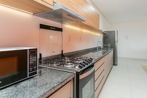 Kjøleskap, mikrobølgeovn, ovn og kaffetrakter/tekoker