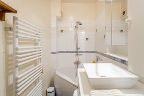 Secador de cabelo, toalhas de banho, sabonete, shampoo