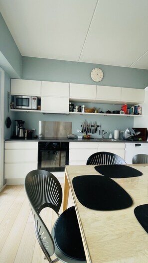 Fridge, microwave, oven, stovetop - City Apartment in Copenhagen with 2 bedrooms sleeps 3 (Copenhagen)