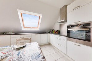 Kylskåp, mikrovågsugn, ugn och diskmaskin