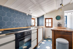 Fridge, oven, dishwasher, coffee/tea maker