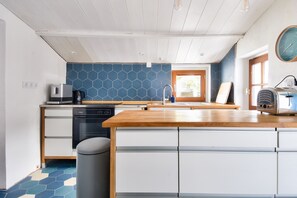 Een koelkast, een oven, een vaatwasser, een koffiezetapparaat/waterkoker